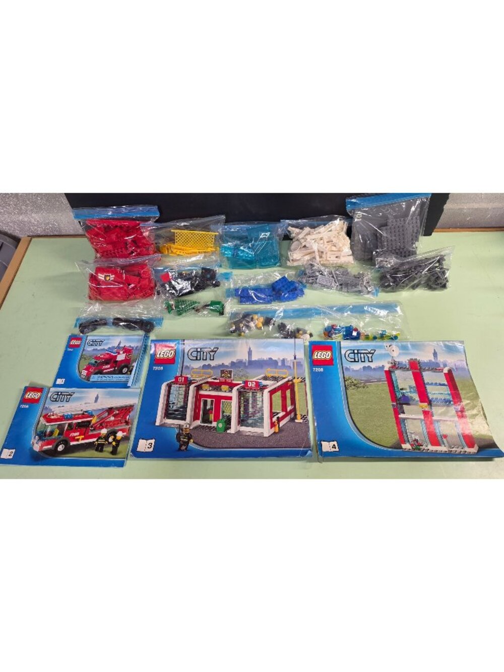 LEGO City 7208 Fire Station 2010 100% Complete 662 Pieces Minifigures Manuals